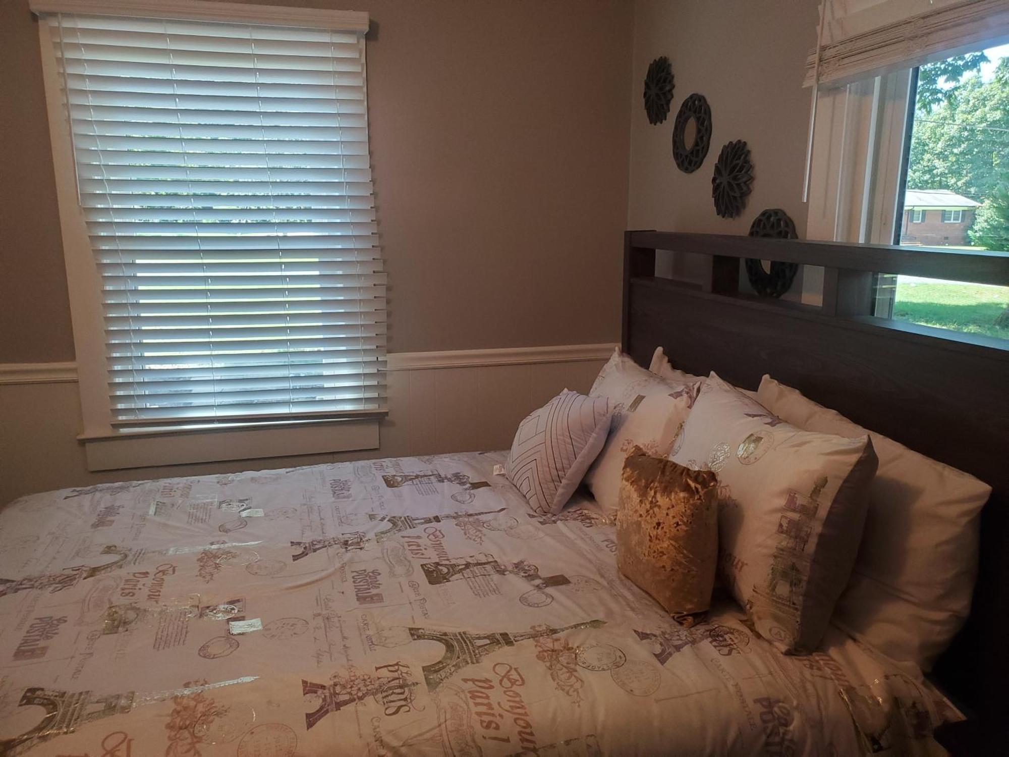 Private Single Level Standalone House Large Lot - 3 Bedrooms 샬럿 외부 사진