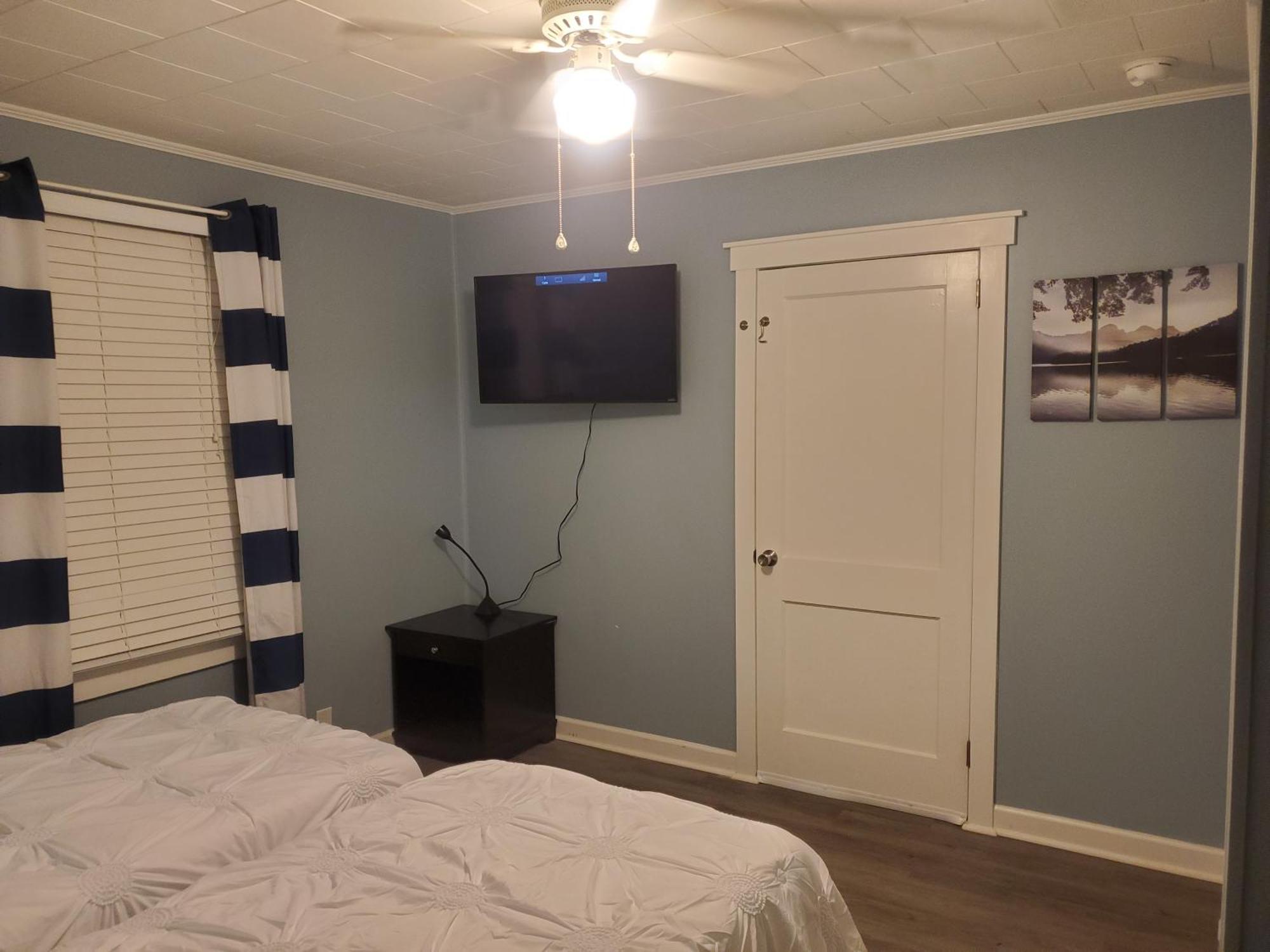 Private Single Level Standalone House Large Lot - 3 Bedrooms 샬럿 외부 사진