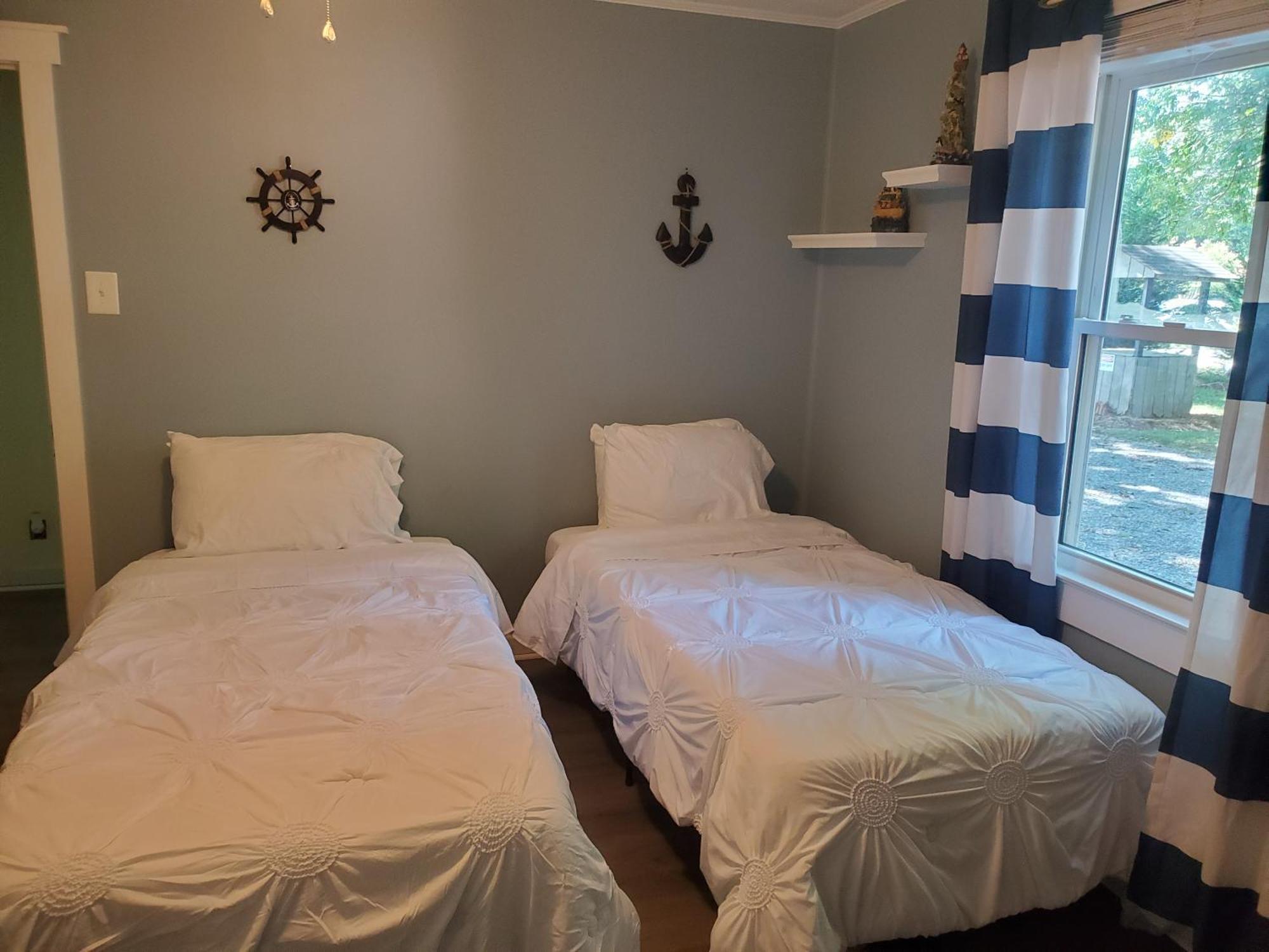 Private Single Level Standalone House Large Lot - 3 Bedrooms 샬럿 외부 사진
