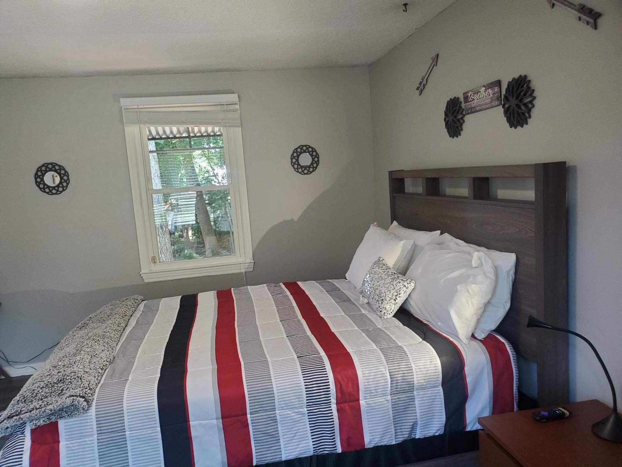 Private Single Level Standalone House Large Lot - 3 Bedrooms 샬럿 외부 사진