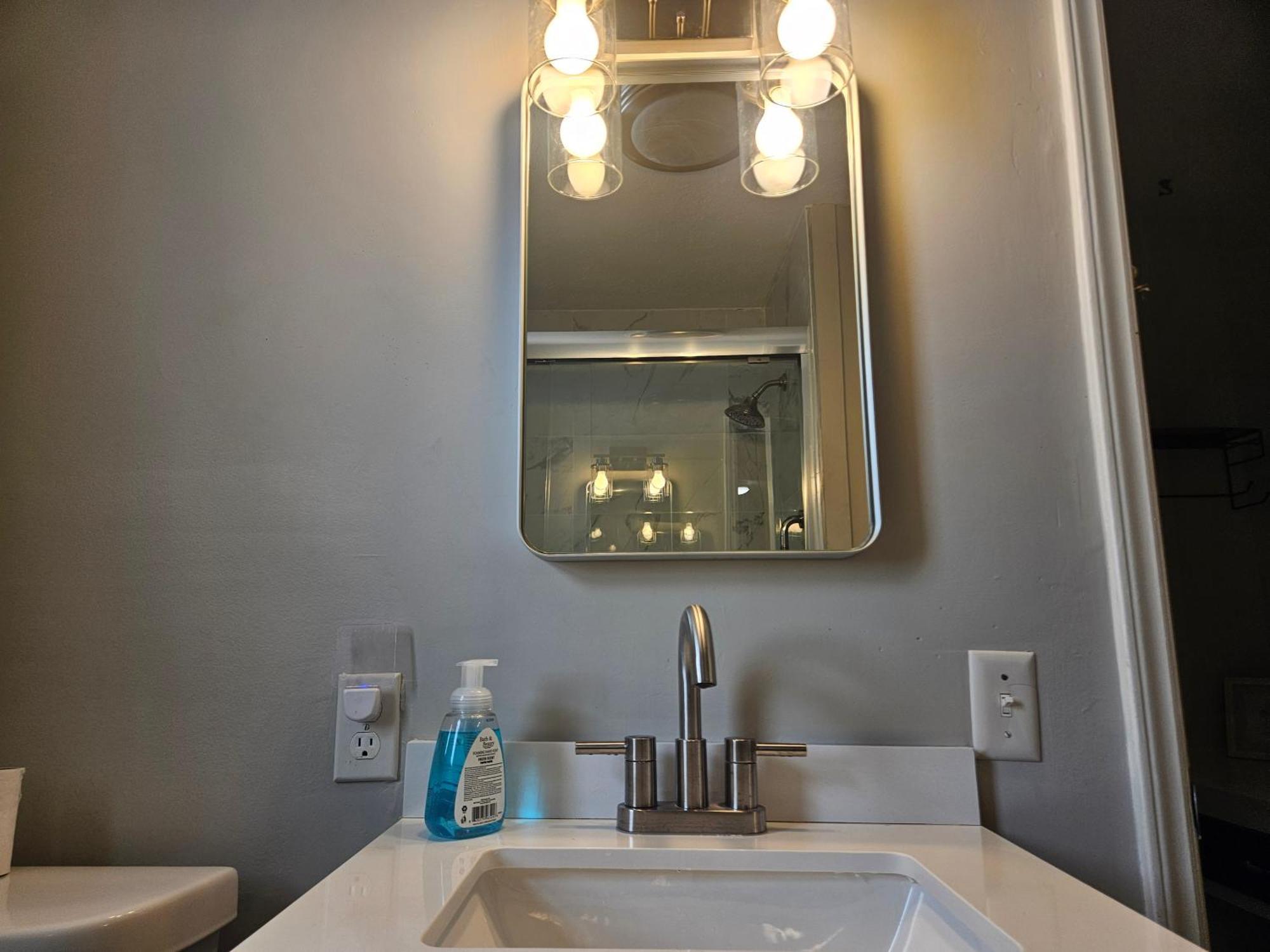 Private Single Level Standalone House Large Lot - 3 Bedrooms 샬럿 외부 사진