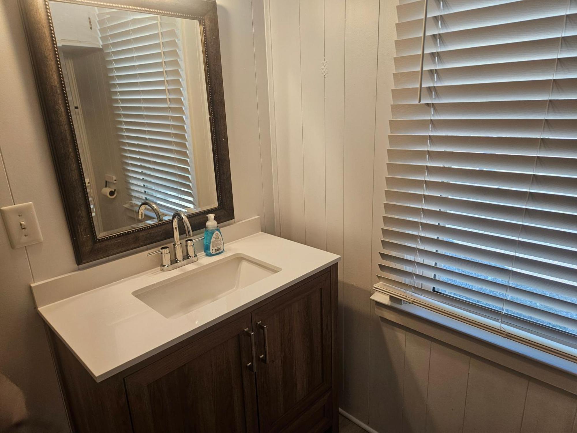 Private Single Level Standalone House Large Lot - 3 Bedrooms 샬럿 외부 사진