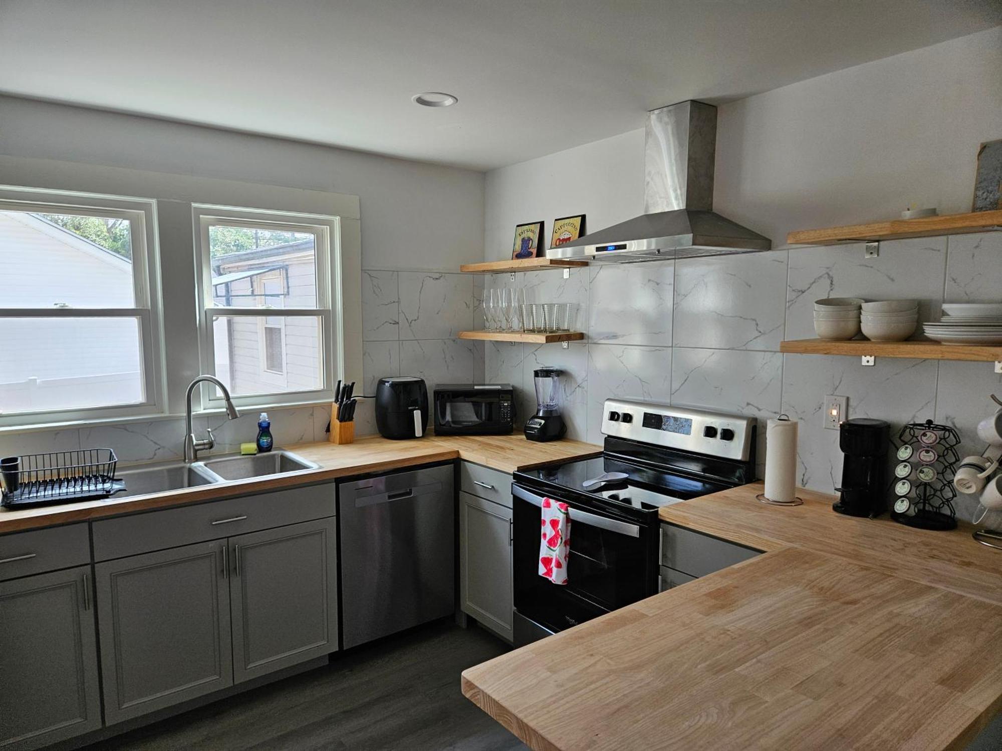 Private Single Level Standalone House Large Lot - 3 Bedrooms 샬럿 외부 사진